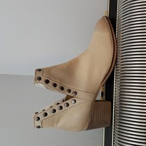 NWT-GORGEOUS VINTAGE 7 IVORY STUDDED LEATHER DOUBLE V SLIP ON ANKLE BOOTS